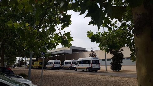 Ambulancias esperando en el acceso de Urgencias. :: marea blanca