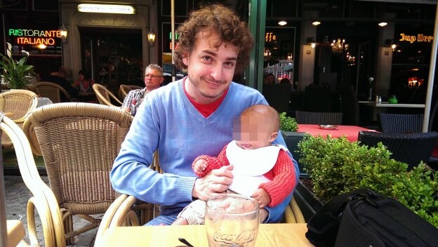 Alejandro Altisen, con su hijo, al que no ve desde que tenía 5 meses. :: r. c.