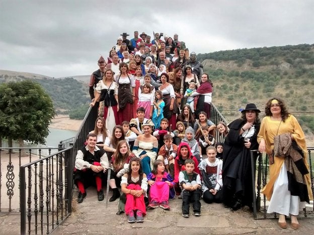 En agosto, los mansillanos y los veraneantes se visten con ropajes medievales para celebrar una gran fiesta al estilo de la Edad Media, con foto en el puente medieval rescatado del embalse. :: R. M.