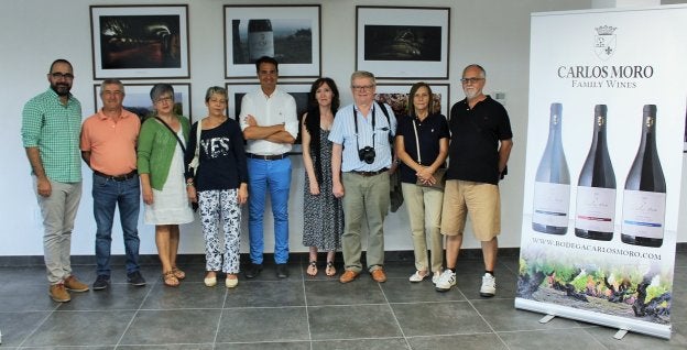 Responsables de la bodega y fotógrafos posan en la exposición inaugurada ayer. :: D.M.A.