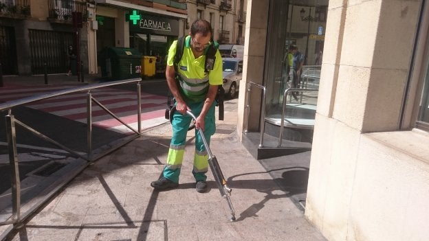 Un operario de limpieza maneja la máquina especializada en la eliminación de chicles de la vía. :: L.R.
