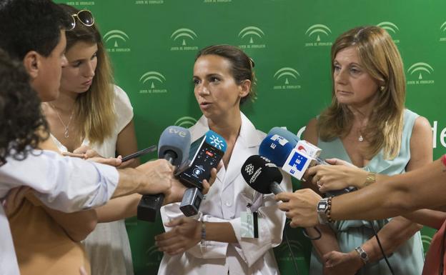 La consejera de Salud de Andalucía, Marina Álvarez y Silvia Calzón, gerente del hospital sevillano de Valme. /EFE