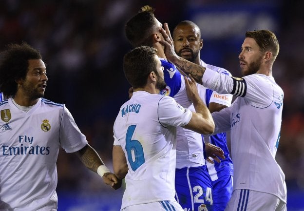 Sergio Ramos pone la mano en la cara de Fabian Schär, defensa del Deportivo, durante el partido del domingo en Riazor.