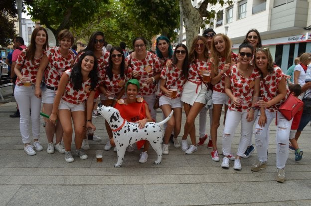 Jóvenes navarras de 'despedida', en el paseo del Mercadal.