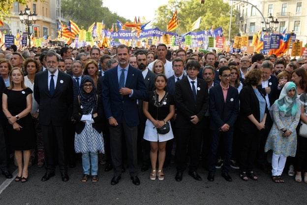 El Rey y el resto de las autoridades esperan a que comience la manifestación contra el terrorismo por el centro de Barcelona.