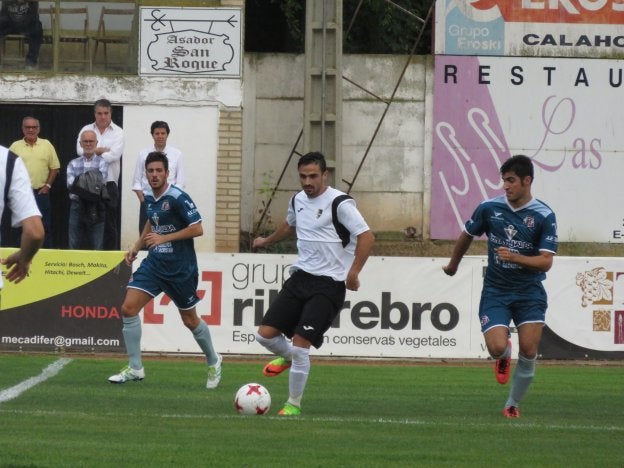 Carraco, autor del gol alfareño, intenta conducir el balón ante la defensa presionante del Varea. ::