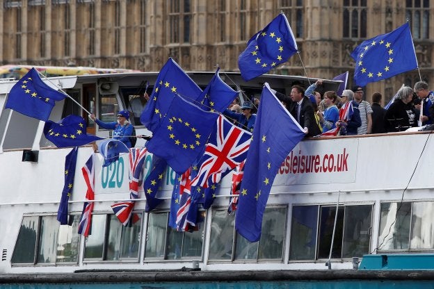 Británicos partidarios de la permanencia en la UE navegan este mes por el Támesis, cerca del Parlamento. :: reuters