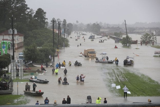 Decenas de personas caminan por una carretera después de haber sido evacuadas de sus casas en Houston. :: Joe Raedle/ afp