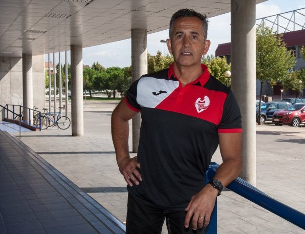 Daniel Gallardo posa en el Palacio de los Deportes de La Rioja, en Logroño. ::