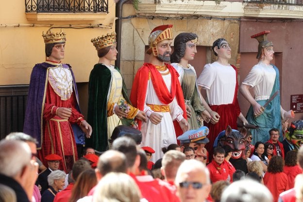 Los gigantes, entre los espectadores de la procesión. ::