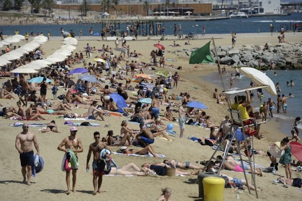 Veraneantes en una playa barcelonesa, este verano. :: afp