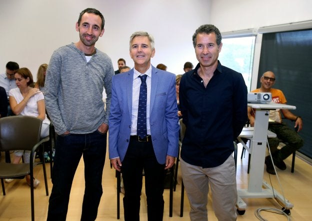 Rodríguez Osés (centro), en la presentación del proyecto. :: j. marín
