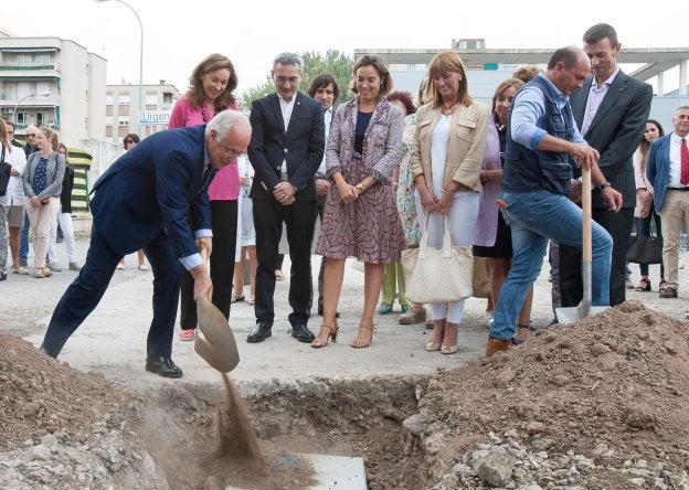 Ceniceros tapa la primera piedra de la Escuela de Enfermería. :: d.uriel