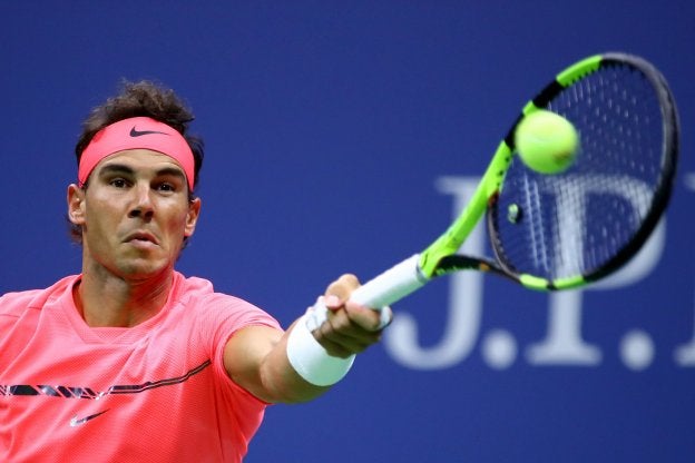 Rafa Nadal golpea la pelota durante el partido de ayer en el Abierto de Estados Unidos. :: afp