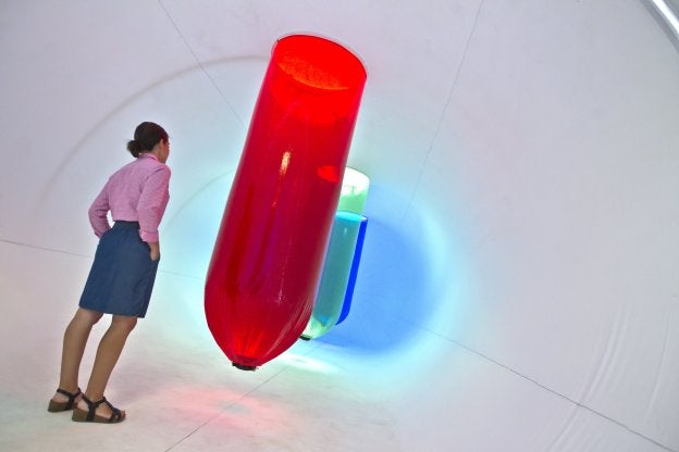 Grandes columnas de colores recogen y traducen la luz en sonidos, en el interior de 'Sound of Light'. ::