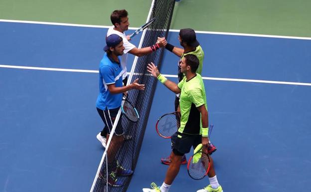 Marc López y Feliciano López (i) saludan a los campeones. /Afp