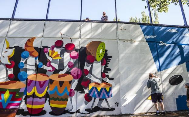 Trabajos sobre las paredes del entorno de la Pasarela de Logroño.