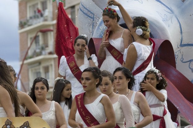 La carroza del Ayuntamiento de Haro contó con las reinas de las fiestas de Zarratón, Briñas, Cuzcurrita y Casalarreina. ::