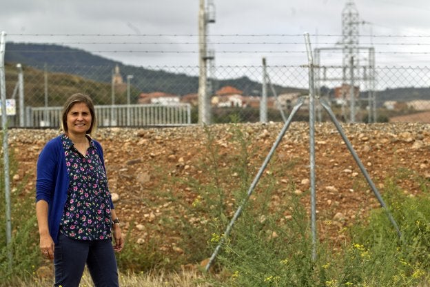 La primera teniente de alcalde de Sotés, Idoia García, posa ante las instalaciones de la planta de procesado.