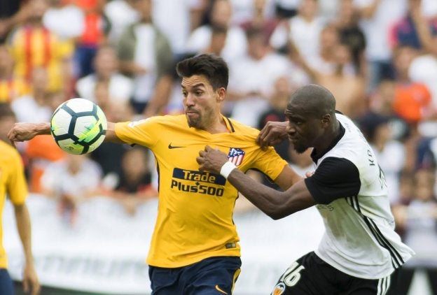Gaitán y Kondogbia pugnan por el balón. :: afp