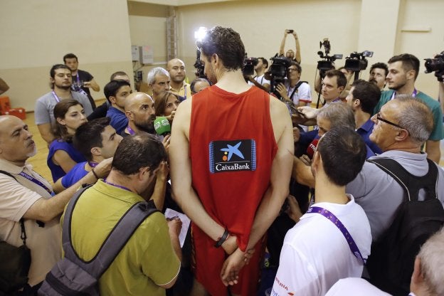 Pau Gasol atiende a los medios de comunicación ayer, tras el entrenamiento realizado en Estambul por el combinado español. :: efe