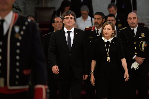 Carles Puigdemont y Carmen Forcadell, juntos en el acto celebrado ayer en la Cámara catalana. :: lluís gené / afp