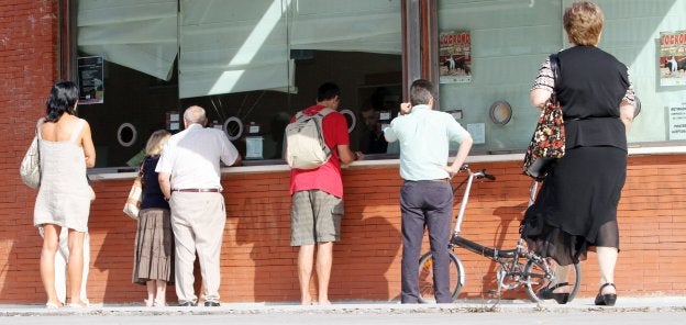 Actividad en las taquillas del coso de Logroño. :: j. herreros