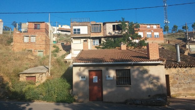 Vista de diversas construcciones en el barrio de bodegas. ::