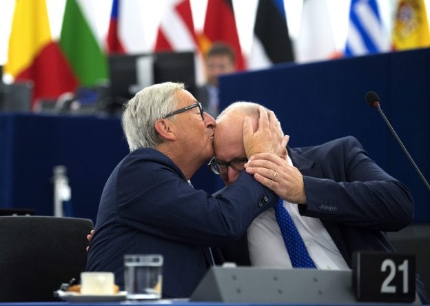 Jean-Claude Juncker besa en la cabeza al vicepresidente de la Comisión, Frans Timmermans, antes de intervenir en la Eurocámara. :: A. H. / AFP