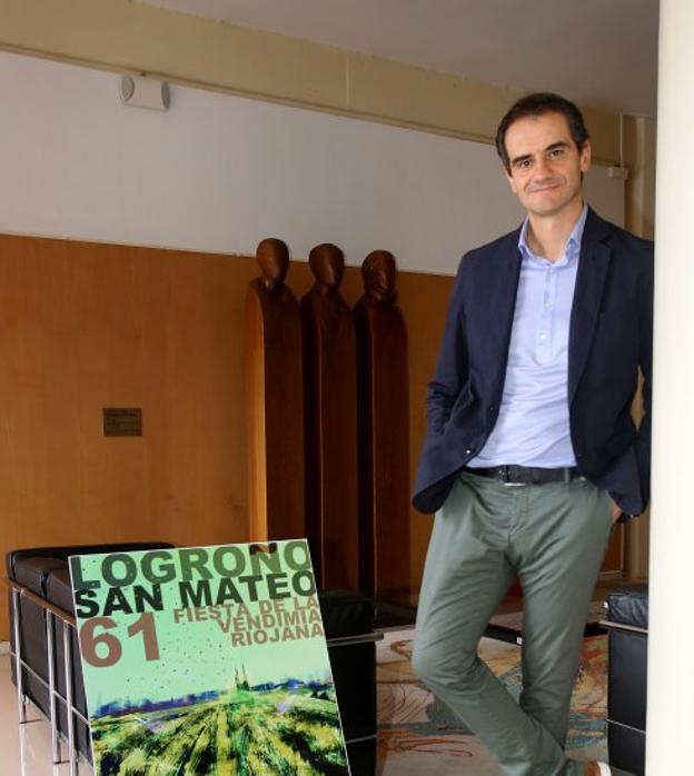 El concejal posa con el cartel de estos sanmateos.