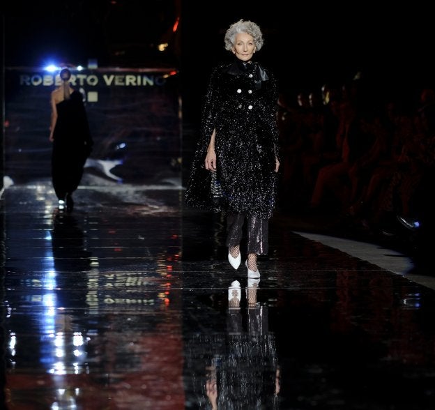 Arriba, la modelo Alicia Borrás desfila con un vestido de Roberto Verino. A la izquierda, Rossy de Palma, con una creación del diseñador Palomo Spain. :: josé ramón ladra / Efe