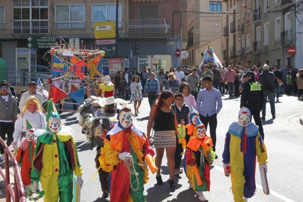 La procesión por la patrona ecuatoriana estuvo llena de color. :: E.P.