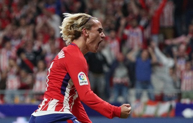 Antonie Griezmann celebra el primer gol en el Metropolitano. :: efe