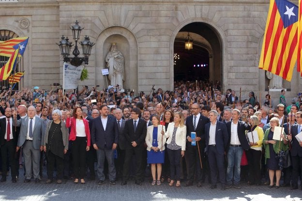 El presidente catalán,
Carles Puigdemont,
encabeza junto a
Oriol Junqueras y
Carme Forcadell la
concentración de ayer
de alcaldes a favor
del referéndum.
:: toni albir / efe