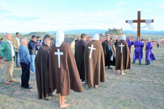 Tres de los disciplinantes que participaron en la procesión de la Cruz de Septiembre en el Calvario. :: D.M.A./