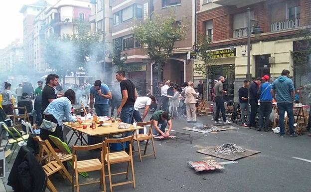 Gran ambiente en Avenida de Colón con cuadrillas de todas las edades/Noemí Iruzubieta