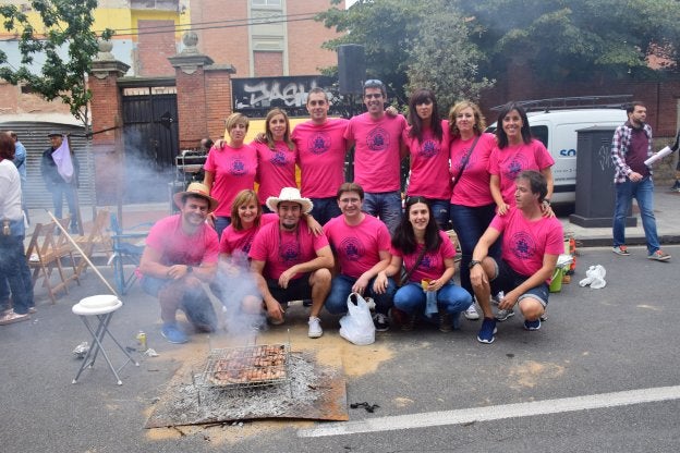 'Parkekoak' (los del parque), ayer, recién llegados de Baracaldo (Vizcaya) expresamente para la exaltación de chuletillas. :: M. h.
/