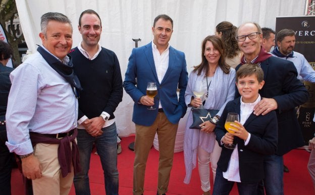 Domingo Mendi; Javier Lázaro; el director territorial del Banco Santander en La Rioja, Aragón y Navarra, Javier Gallardo; Yolanda del Álamo; Javier Lasanta y Javier Gallardo junior. :: Sonia Tercero/