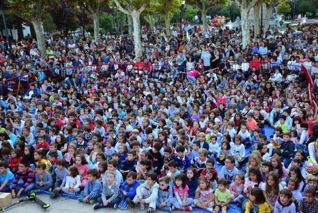La estrella matea. Gorgorito y sus compañeros de aventuras se despidieron a lo grande, un día más, en un Espolón abarrotado de niños./