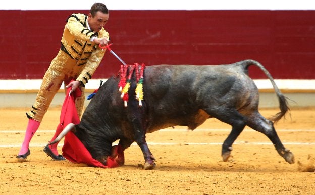 Juan Bautista mata recibiendo a 'Verdadero'. :: Juan Marín
/
