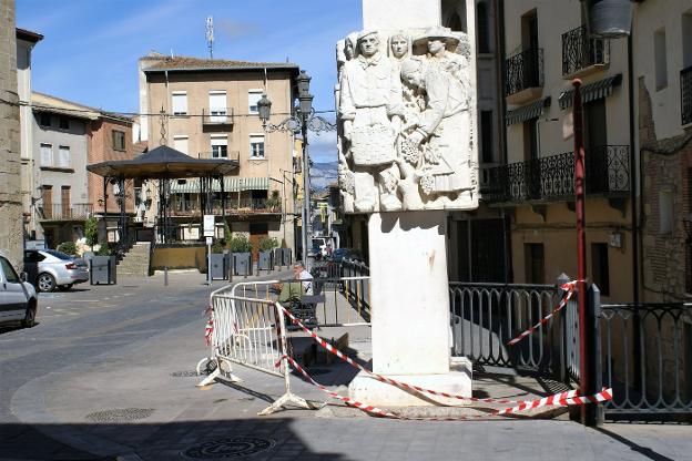 Detrás mismo de la escultura de Dalmati y Narvaiza se ha colocado el pie para el mástil. :: F. D./