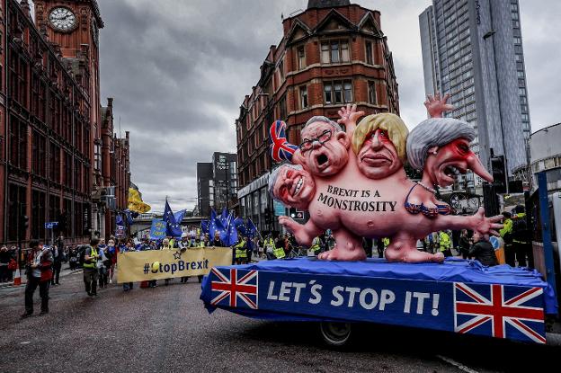 Carroza con las caricaturas de los líderes conservadores en las calles de Mánchester, seguida de una manifestación anti 'brexit'. :: D. S. / Reuters/