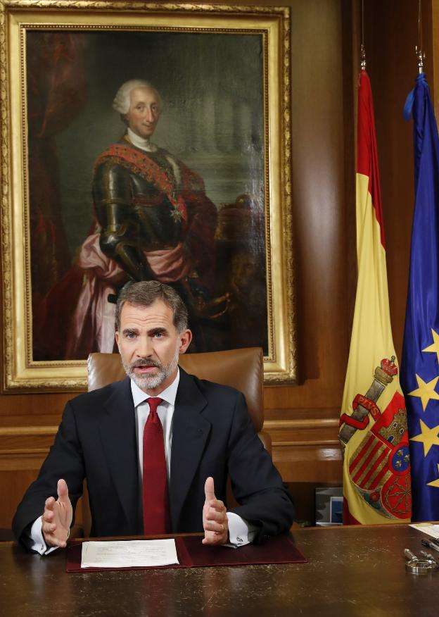 Felipe VI gesticula en diferentes momentos de su discurso del martes. :: r. c.
/