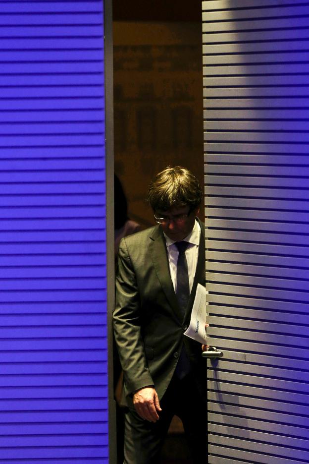 Puigdemont llega el lunes a la sala de prensa para hablar de las cargas policiales del 1-0 . :: a. estévez / efe/