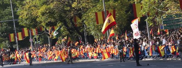 Aspecto de los asistentes al desfile militar del 12 de octubre por el paseo de la Castellana de Madrid. :: jaime garcía/