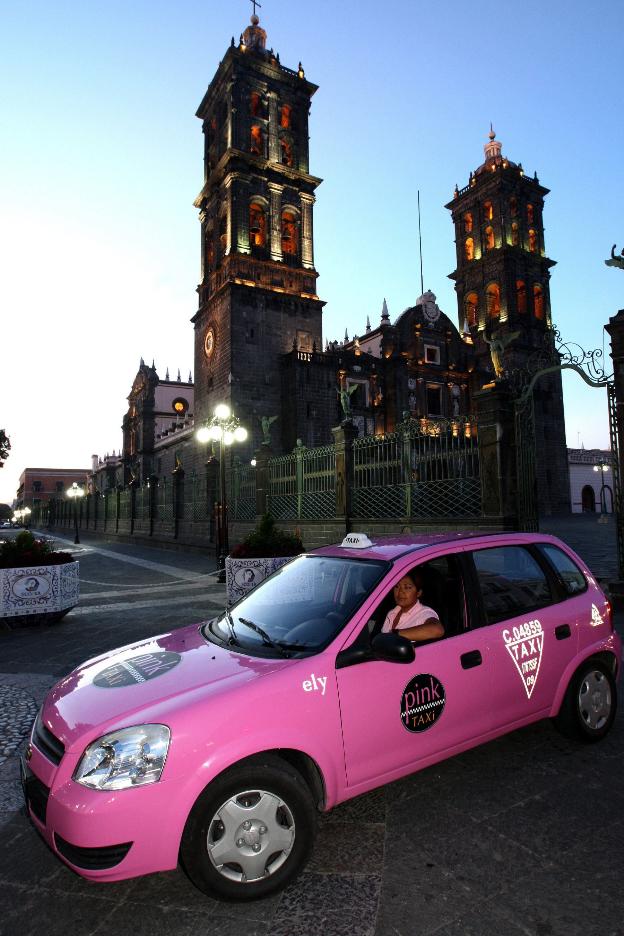 La ciudad de Puebla fue, en 2009, pionera en el servicio de Pink Taxis, conducidos por mujeres y solo para usuarias femeninas. :: / EFE