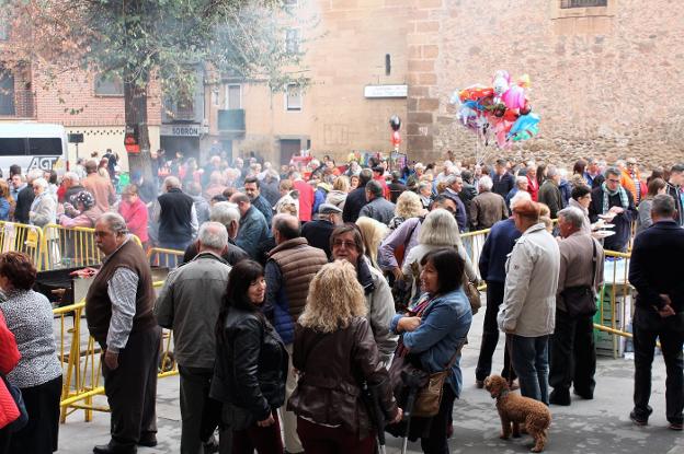 La plaza de la Cruz se llenó de actividad durante la mañana de ayer, con la gente deseosa de probar los pimientos riojanos. :: F. D./