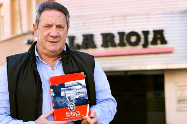 José Luis Gilabert posa con su libro a las puertas de Diario LA RIOJA. :: e. del río/