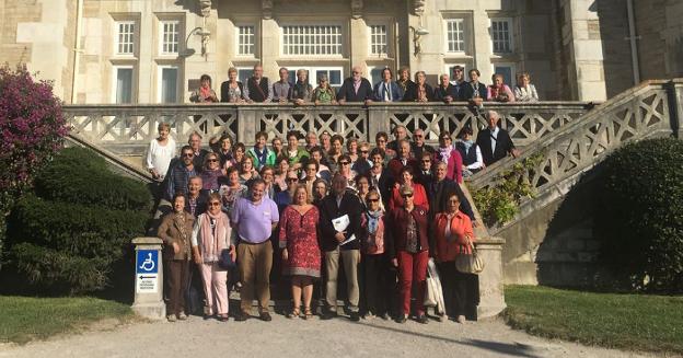 Los participantes en la excursión, en el palacio de Comillas. :: l.r./