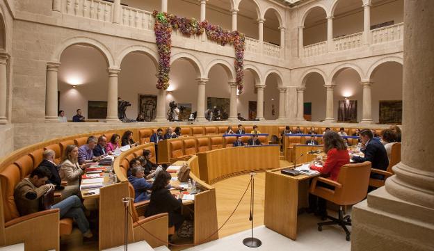 Aspecto que ofrecía ayer el hemiciclo durante la celebración de la sesión plenaria. :: díaz uriel/